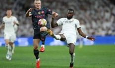 半岛体育官网入口-欧洲足球冠军联赛双方矛盾激烈，谁将占据上风？