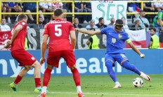 比利时队全力拼抢，晋级欧洲杯