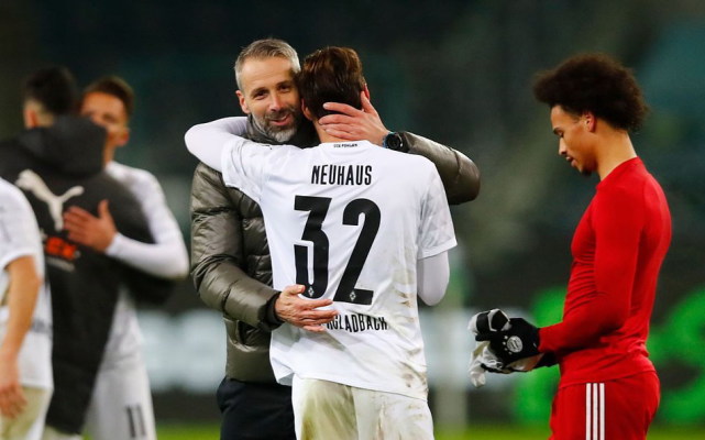 沙尔克连胜收官，球员争相庆祝胜利的简单介绍