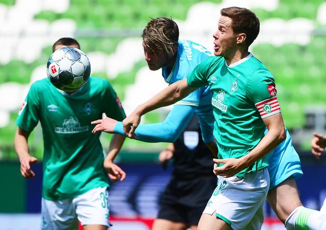 沙尔克连胜收官，球员争相庆祝胜利的简单介绍