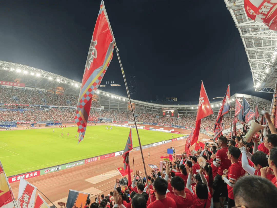 中国足球联赛战况异常激烈，各队球员全力以赴