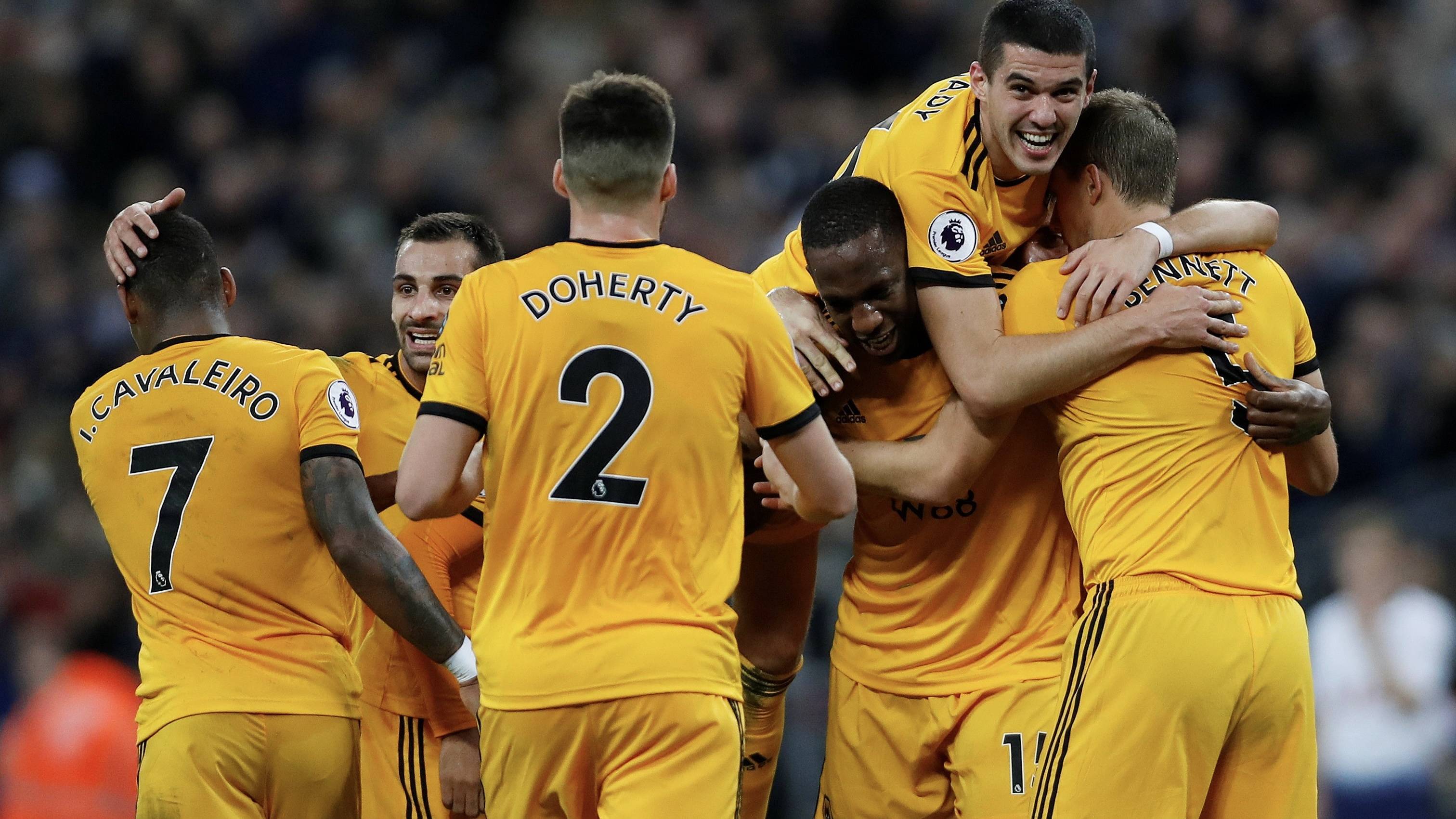 精彩纷呈，足球巨星们将在球场上竞相交锋的简单介绍