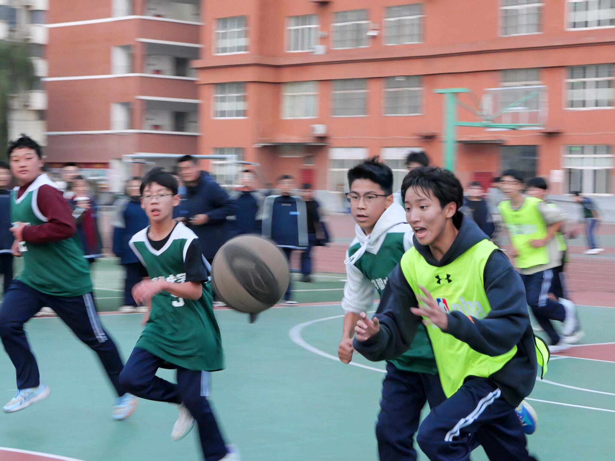 观众热情高涨,体育竞技引人入胜 观众热情高涨,体育竞技引人入胜