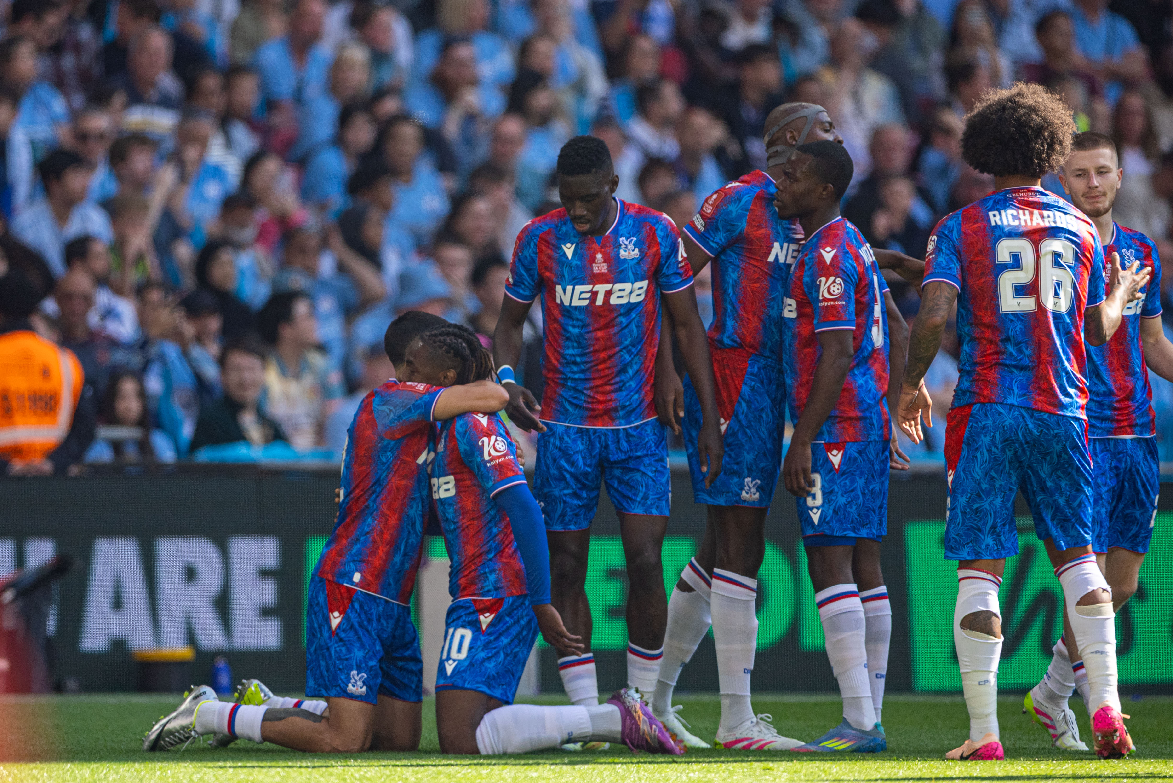 英格兰队一举夺冠,众人瞩目的简单介绍 英格兰队一举夺冠,众人瞩目的简单介绍