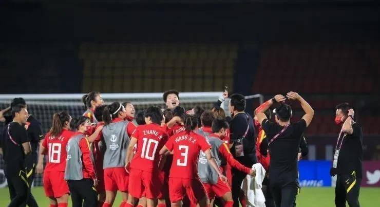 包含亚洲杯女足赛场上，球队实力均衡，比分胶着的词条