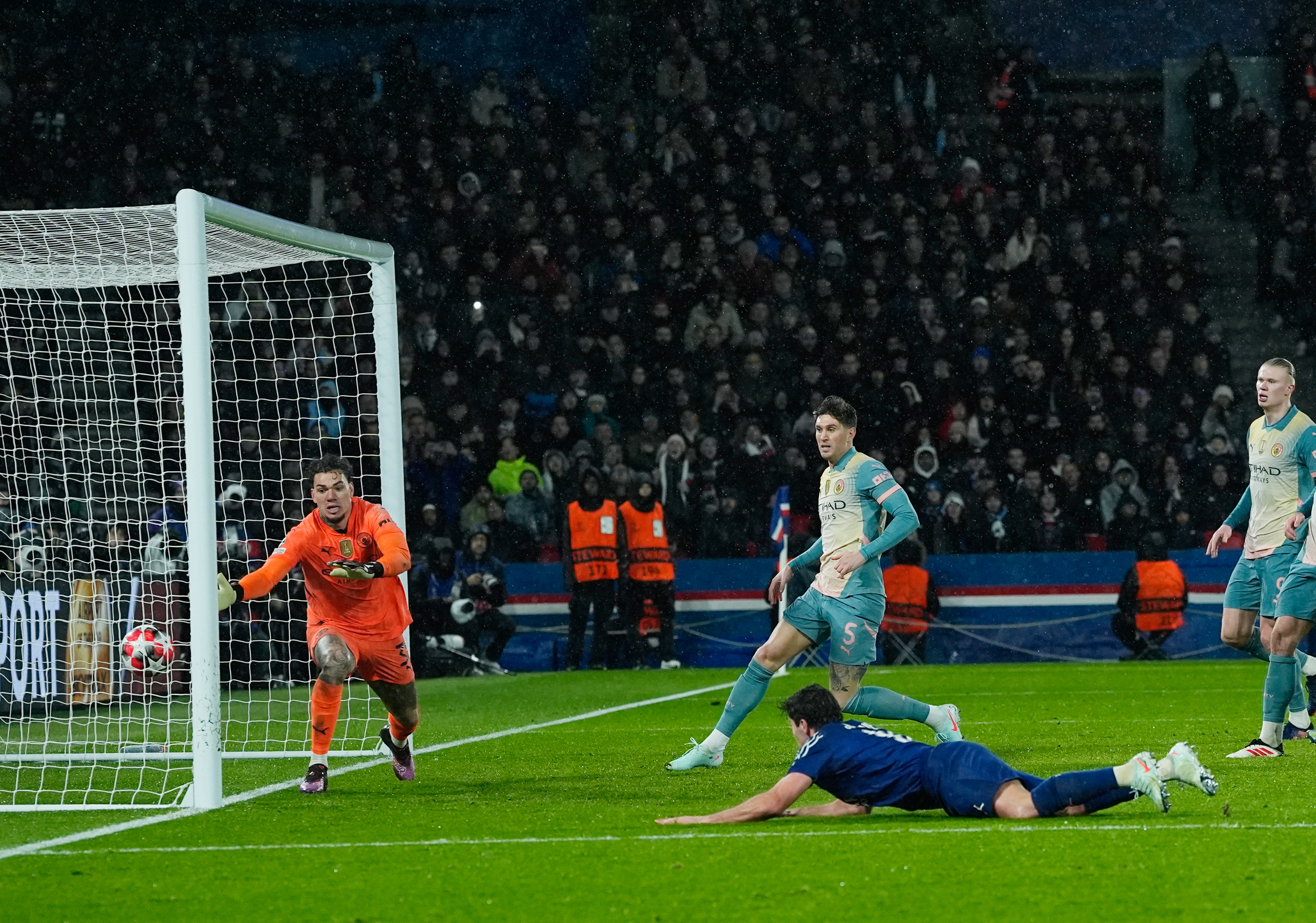 欧冠比赛再现悬念，西甲队豪取胜利