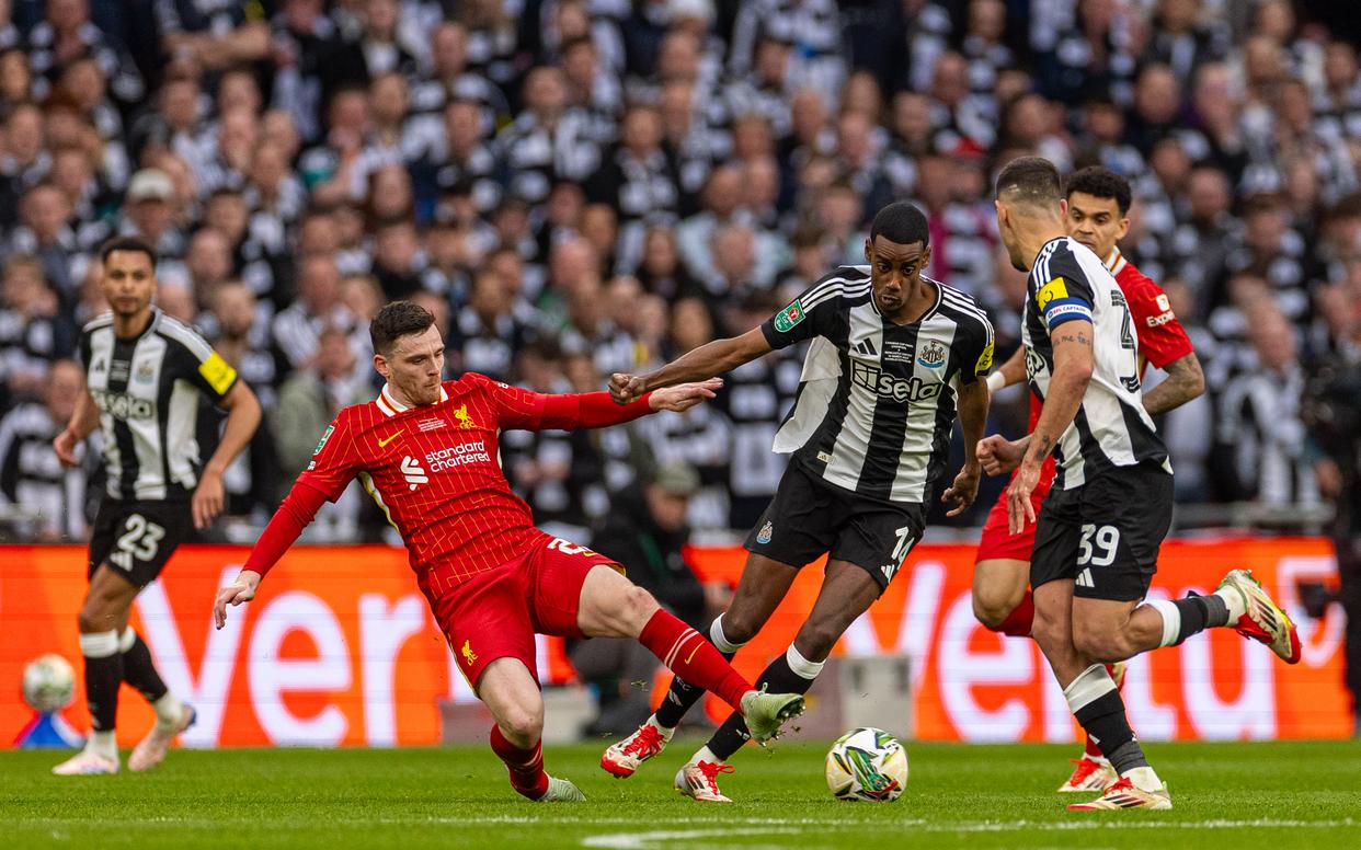 英格兰队欧洲联赛小组中表现出色,引人瞩目 英格兰队欧洲联赛小组中表现出色,引人瞩目