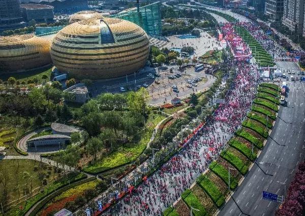 关于足球迷乐此不疲,球赛纷呈绝佳景观,球星耀眼的信息 关于足球迷乐此不疲,球赛纷呈绝佳景观,球星耀眼的信息