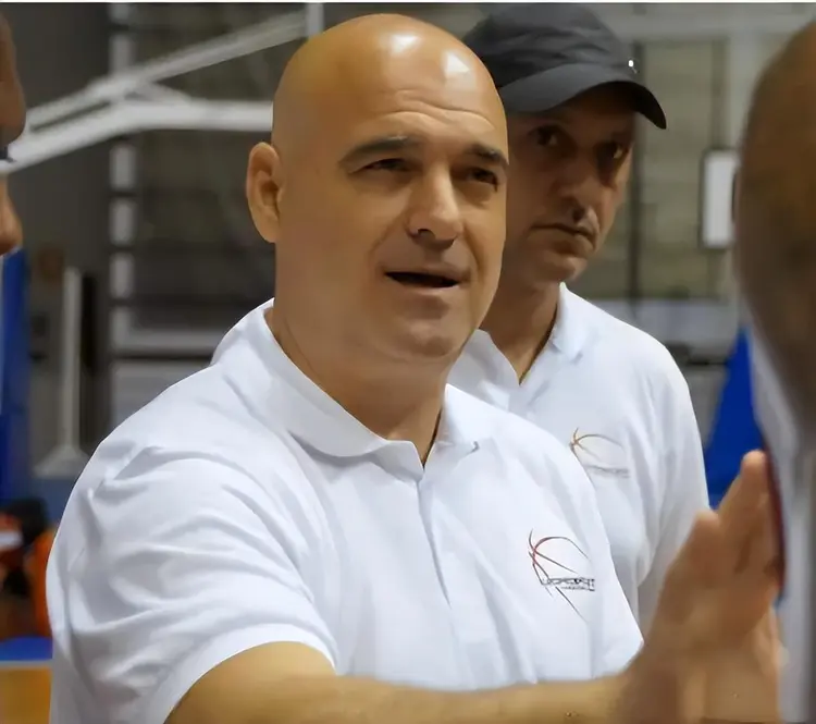 一位教练在比赛中做出了重大决策