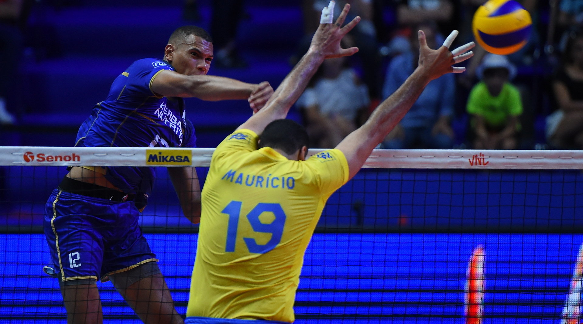 瓦朗谢纳队在法国联赛中大放异彩 瓦朗谢纳队在法国联赛中大放异彩