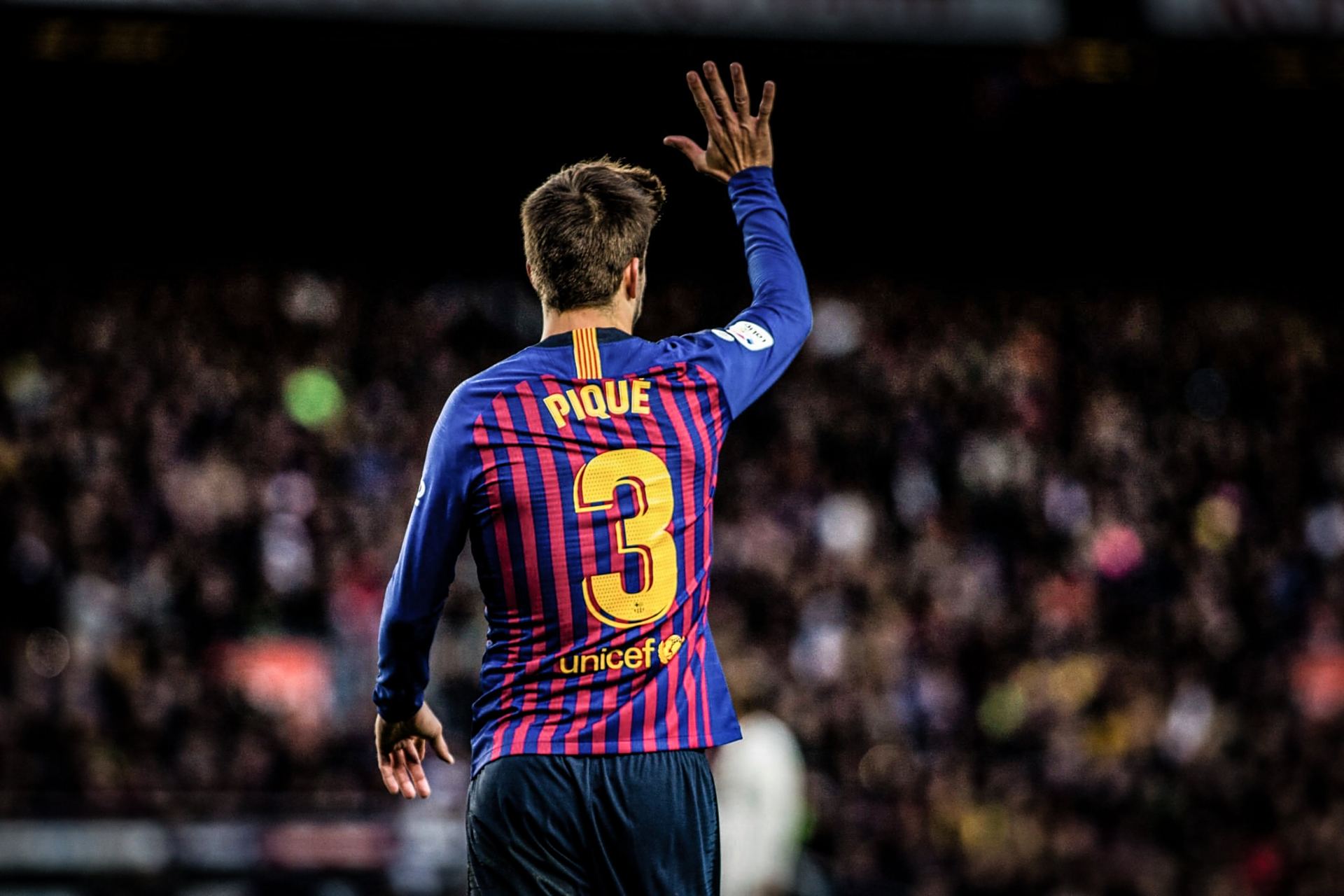 包含比达尔因伤缺阵数周，巴萨中场再添伤员的词条