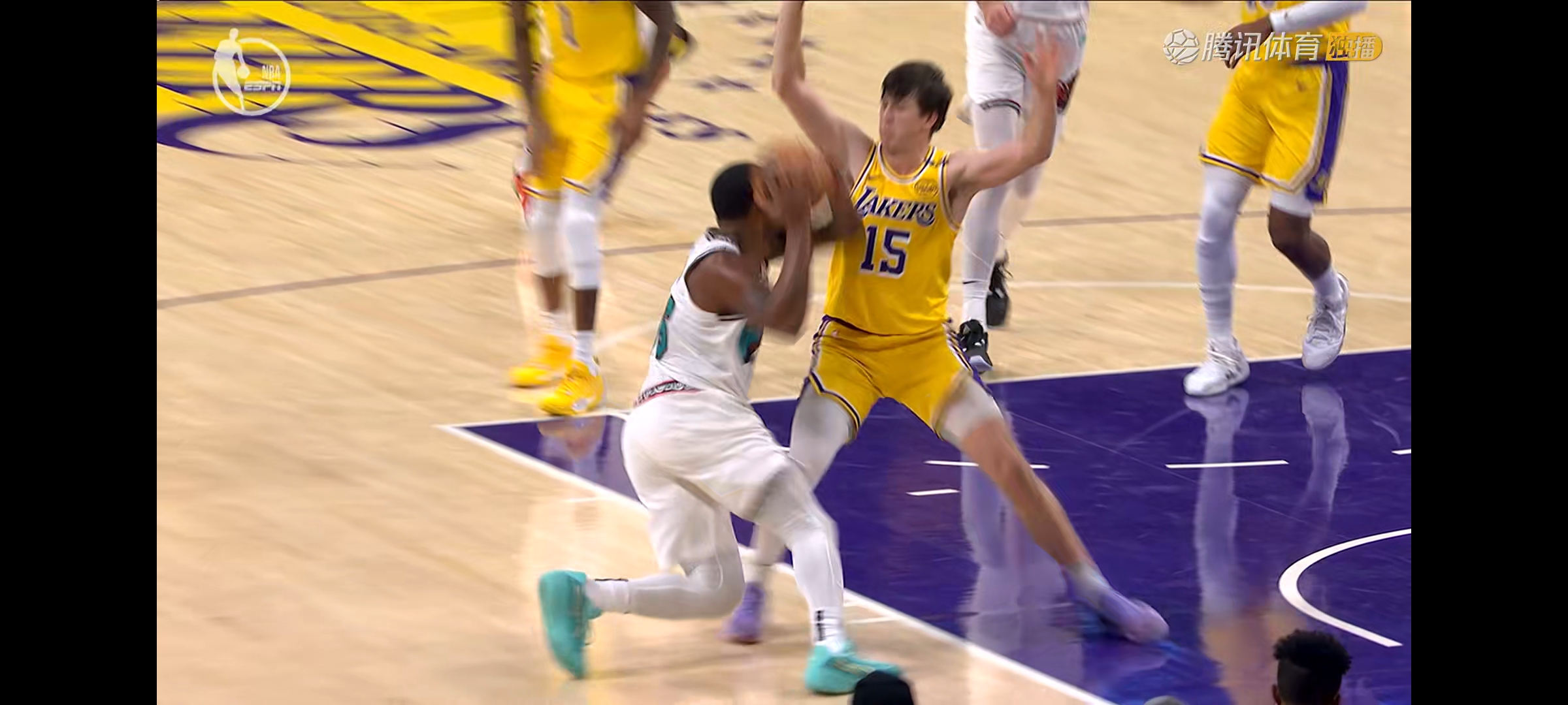 湖人勇夺灰熊，詹姆斯全能表现