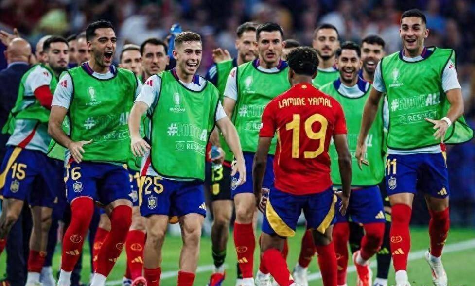 阿根廷抗议裁判判罚,欢呼晋级决赛 阿根廷抗议裁判判罚,欢呼晋级决赛