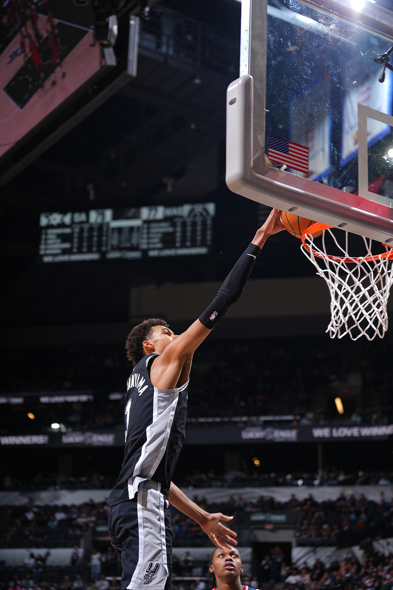 马刺击败独行侠，取得胜利