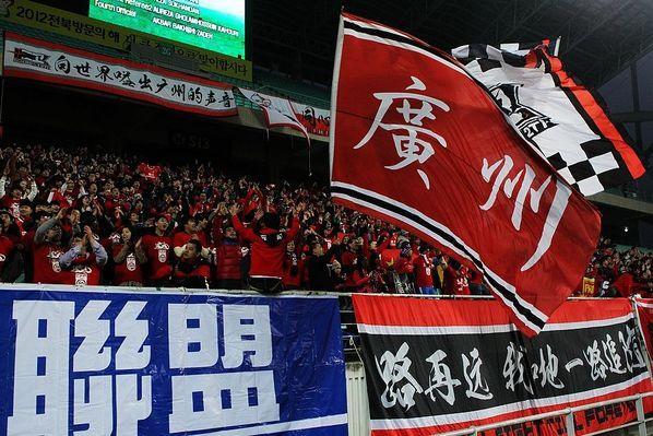 广州恒大队大获胜利，球迷欢呼！