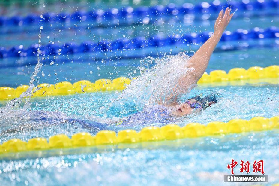 亚洲选手在游泳比赛中超越对手夺冠 亚洲选手在游泳比赛中超越对手夺冠