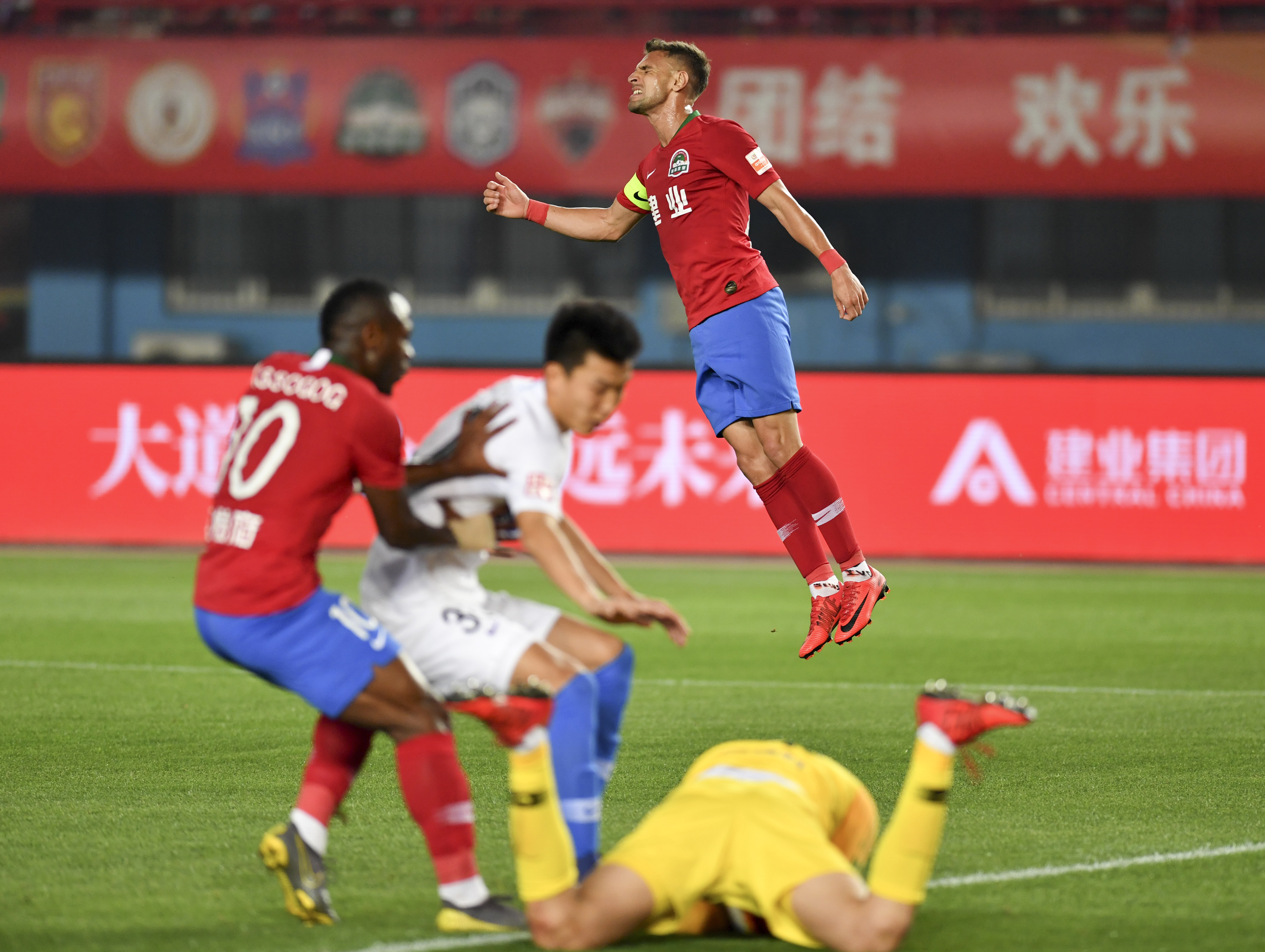 关于河南建业主场击败河北华夏幸福,积分继续攀升的信息 关于河南建业主场击败河北华夏幸福,积分继续攀升的信息