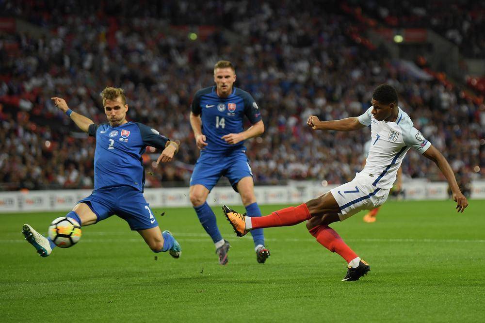 裁判严厉执法，球员拼尽全力：欧预赛关键时刻的简单介绍